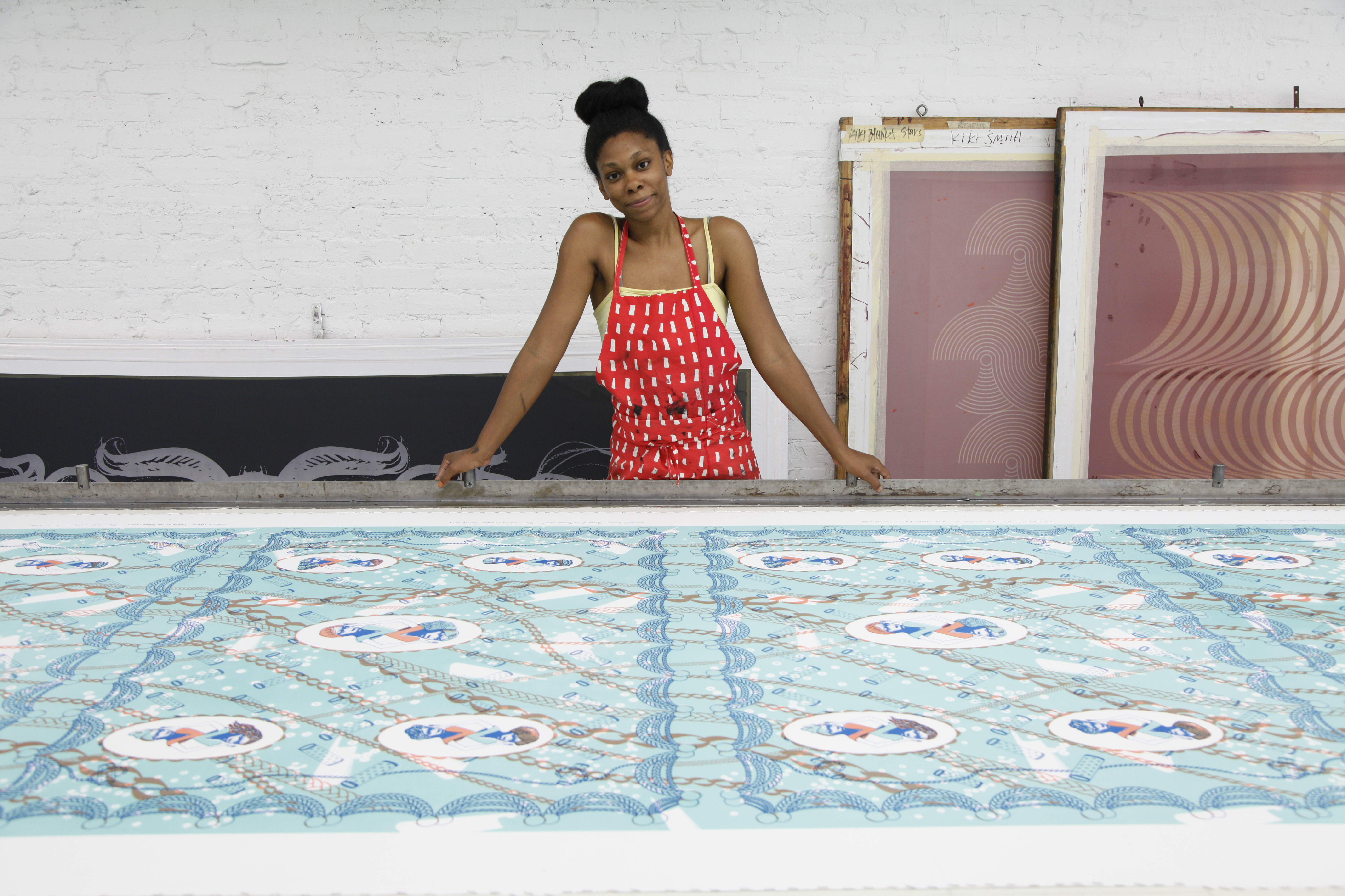 Jessica Gatlin with her completed yardage &ldquo;Queen of the Tenderheads,&rdquo; 2014 Photo Credit: Carlos Avenda&ntilde;o